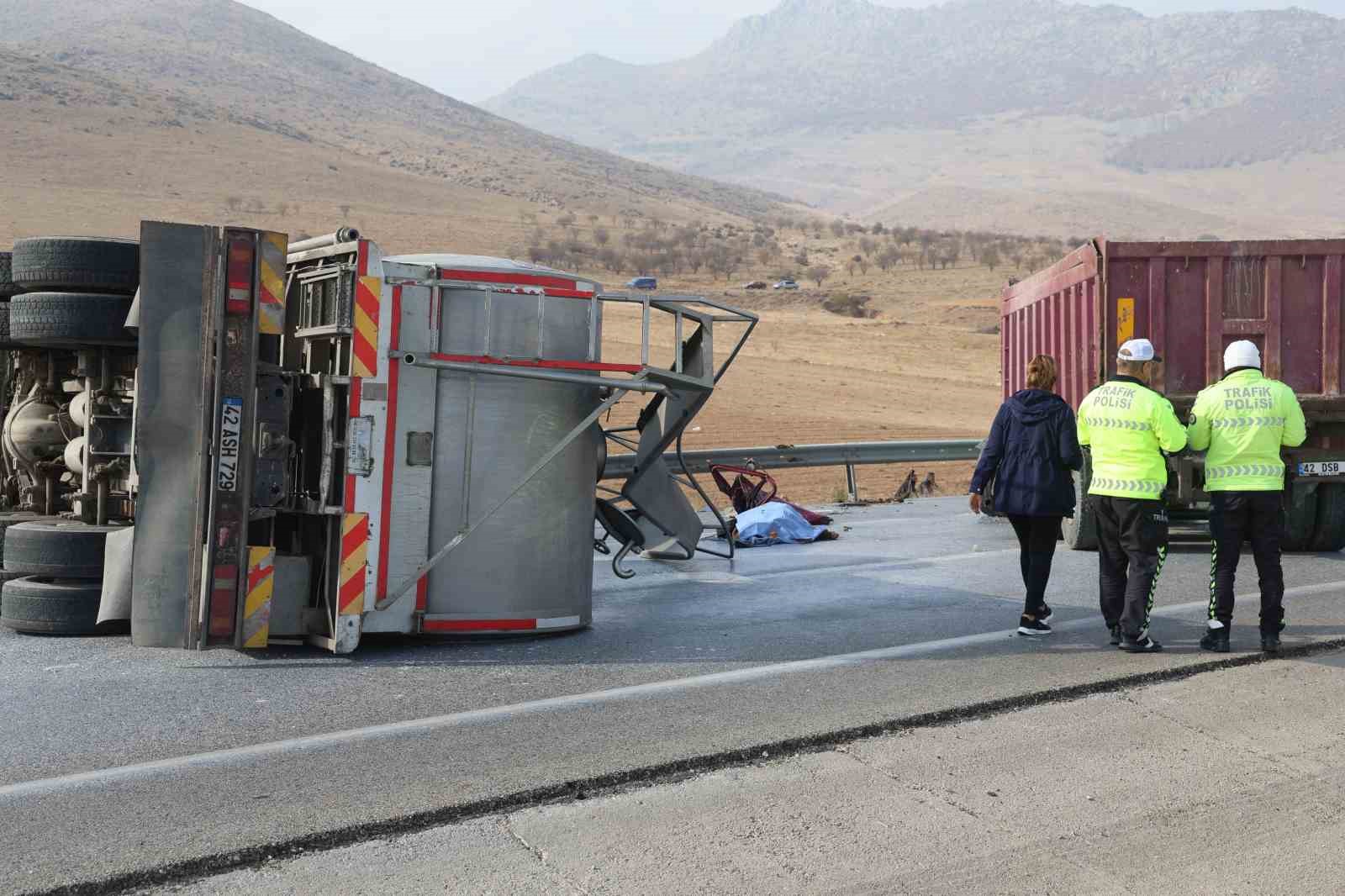 Karşı şeride geçen kamyon başka bir kamyonla çarpıştı: 2 ölü
