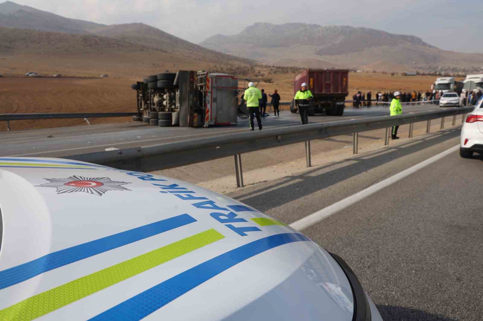 Karşı şeride geçen kamyon başka bir kamyonla çarpıştı: 2 ölü
