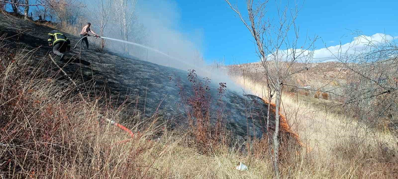 Hizan’da kuru ot yangını büyümeden söndürüldü
