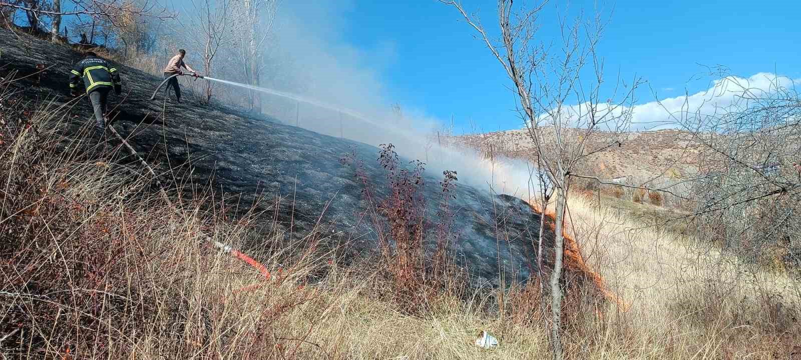 Hizan’da kuru ot yangını büyümeden söndürüldü
