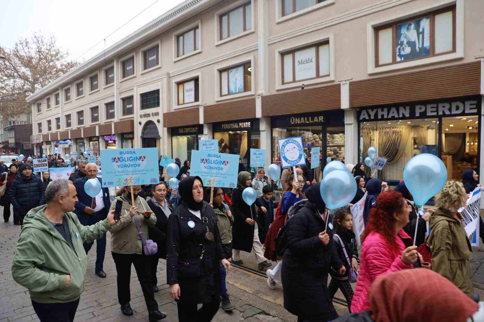 Diyabete dikkat çekmek için mavi balonlar gökyüzüne bırakıldı
