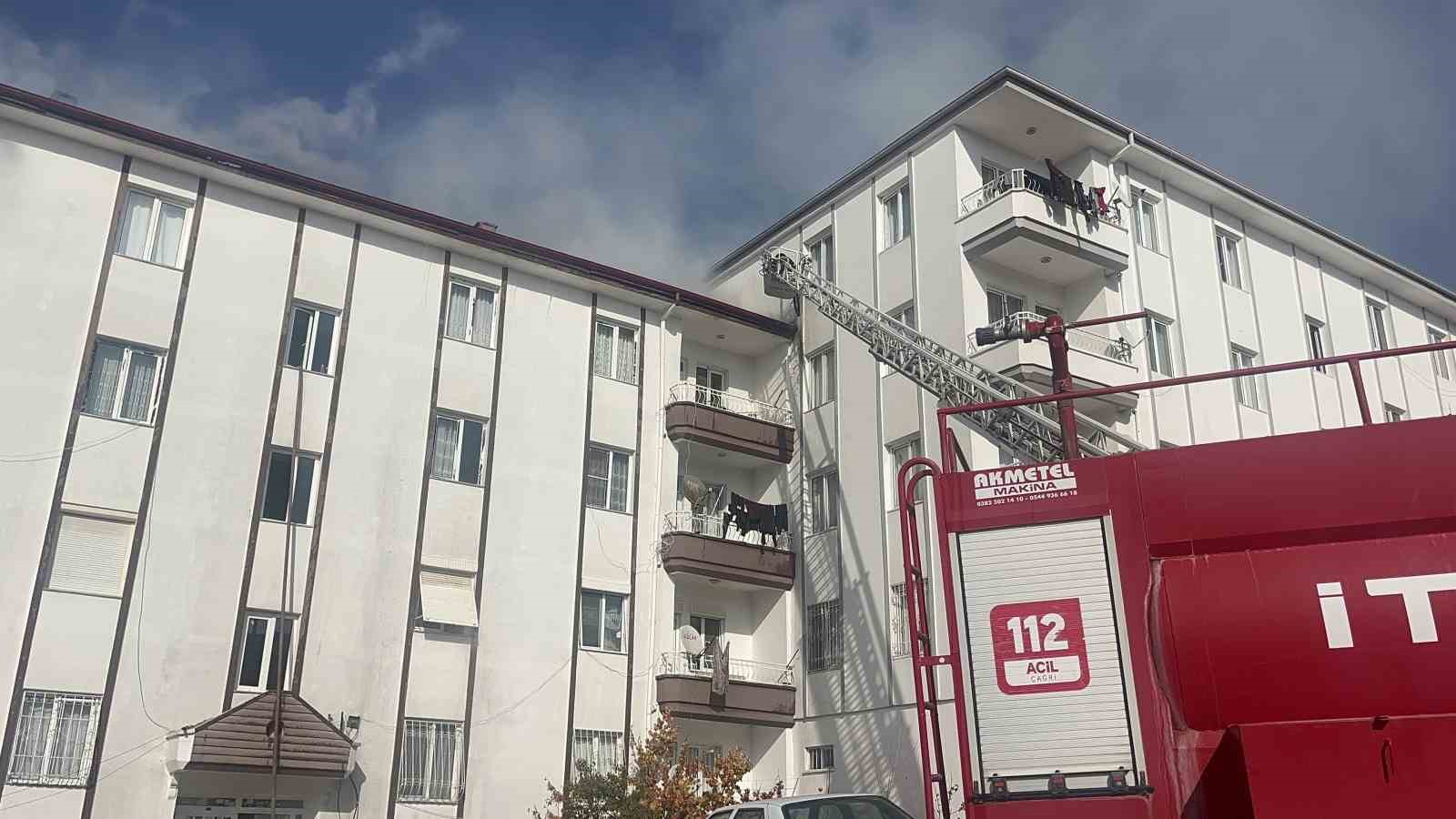 Aksaray’da 5 katlı apartmanın çatısı alev alev yandı
