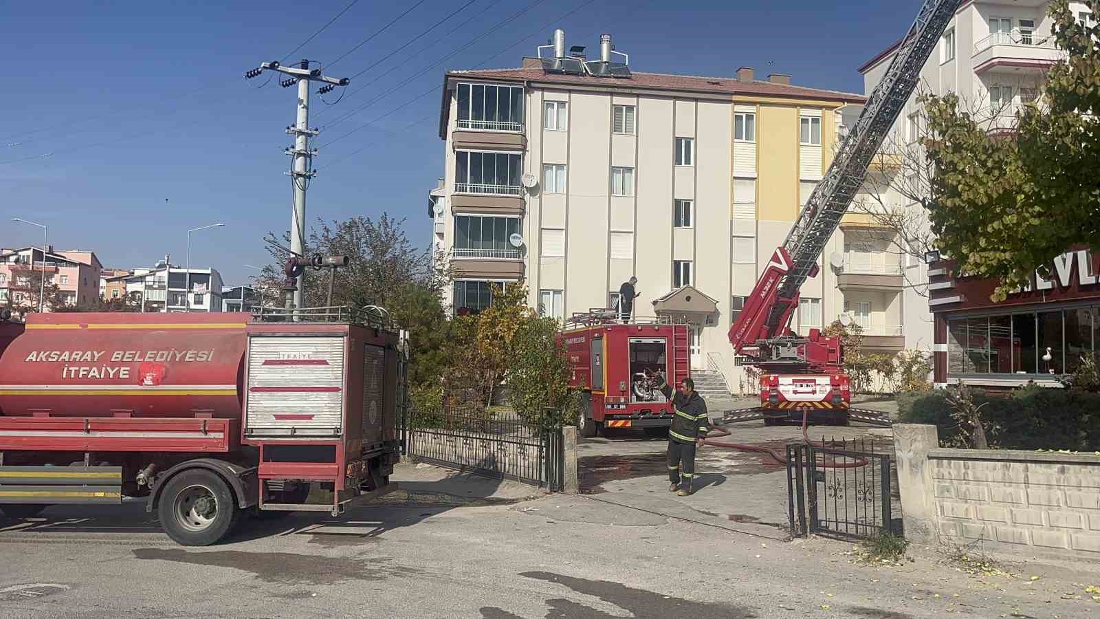 Aksaray’da 5 katlı apartmanın çatısı alev alev yandı
