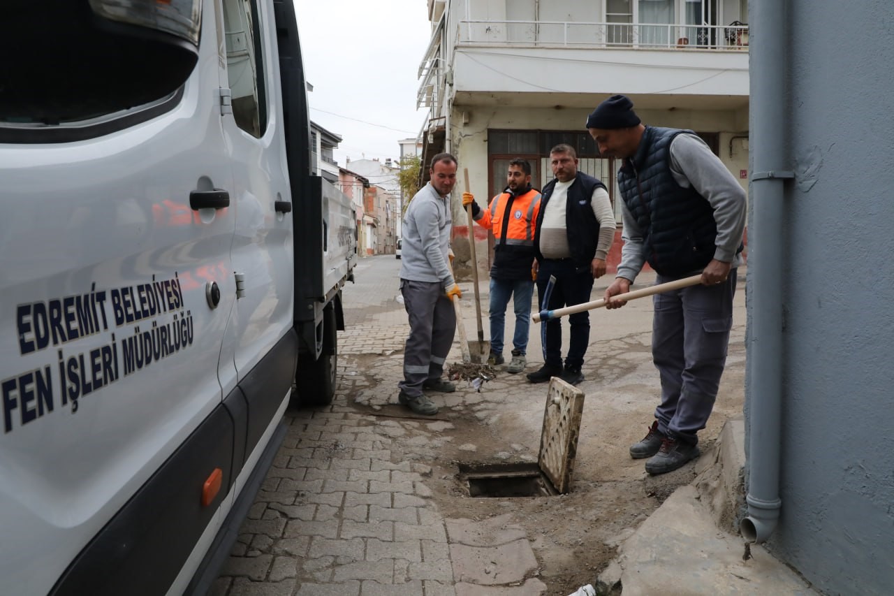 Edremit Belediyesi yağışlara karşı önlem alıyor
