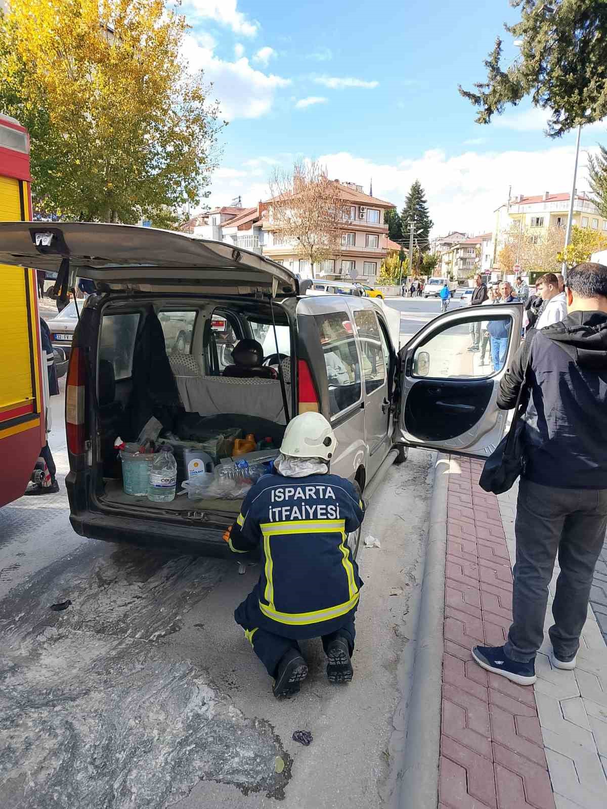 Isparta’da seyir halindeki araç aniden alev aldı
