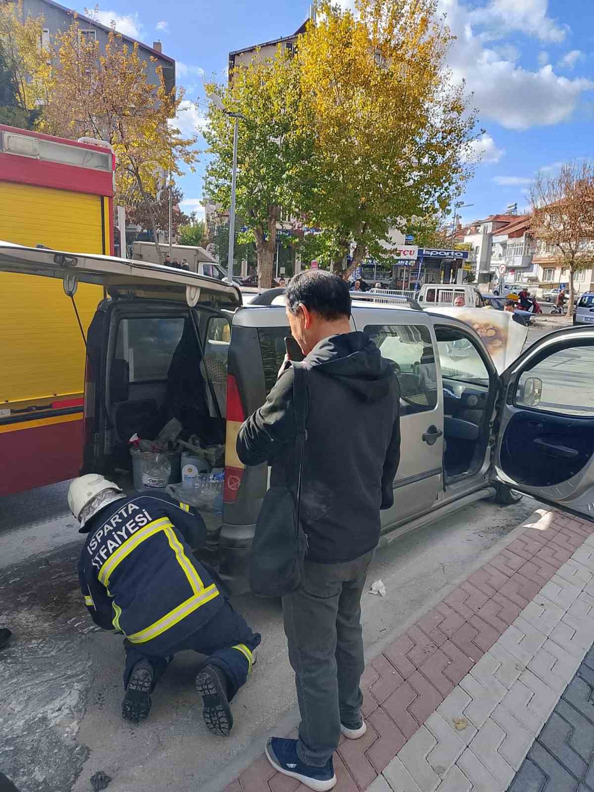 Isparta’da seyir halindeki araç aniden alev aldı
