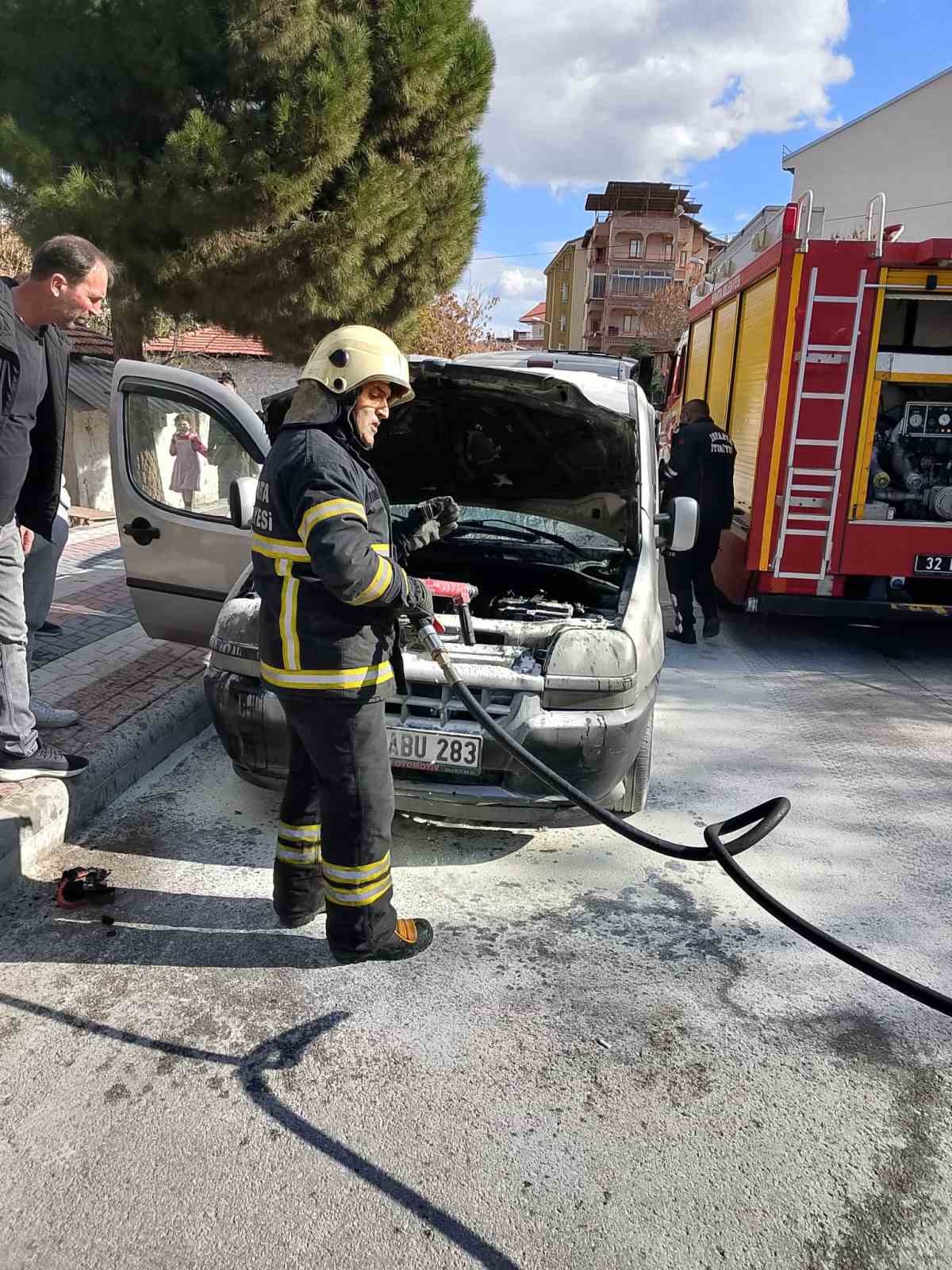 Isparta’da seyir halindeki araç aniden alev aldı
