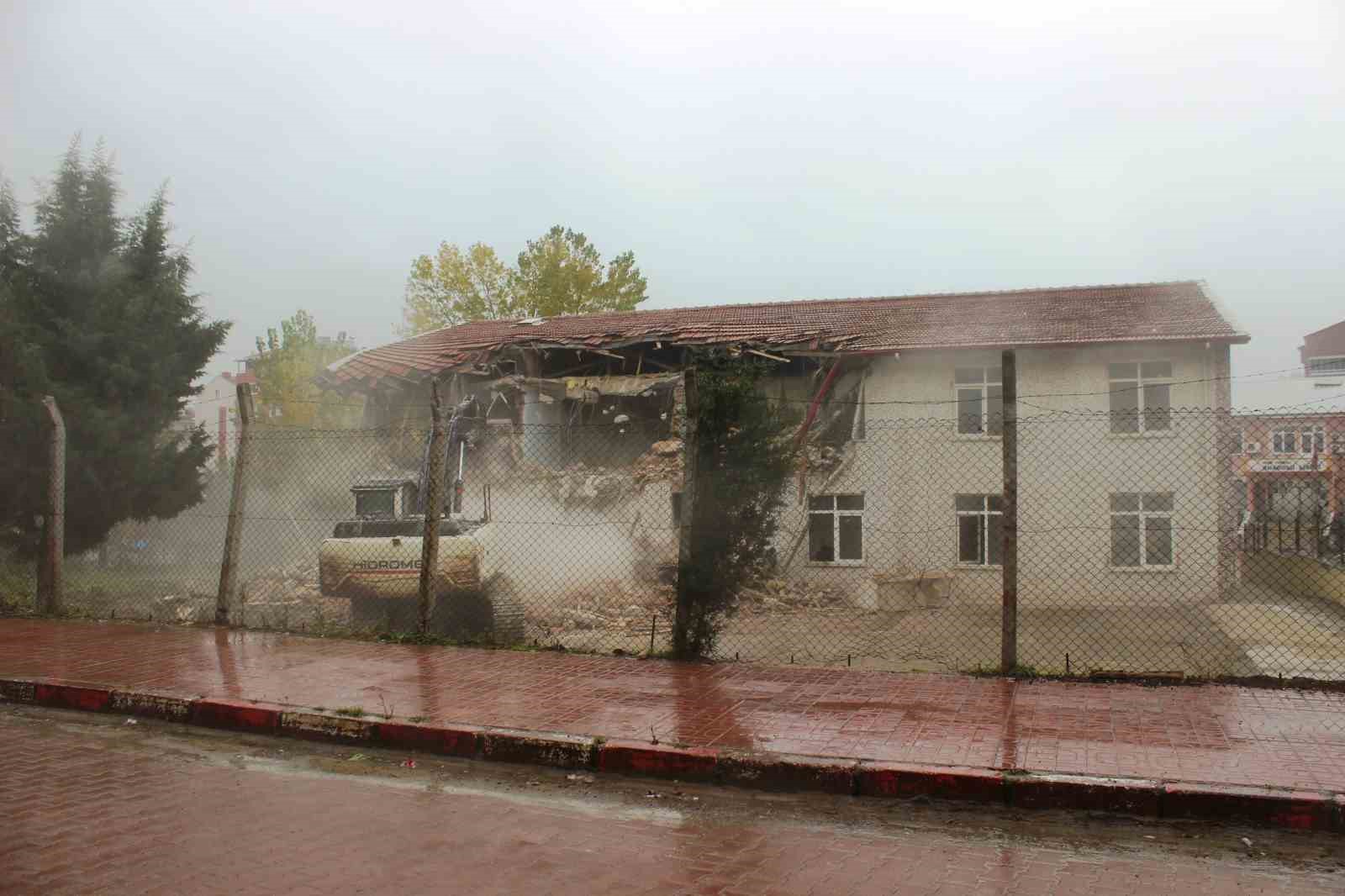 Türkeli’nin ilk lisesi olan 60 yıllık okulun yıkımına başlandı
