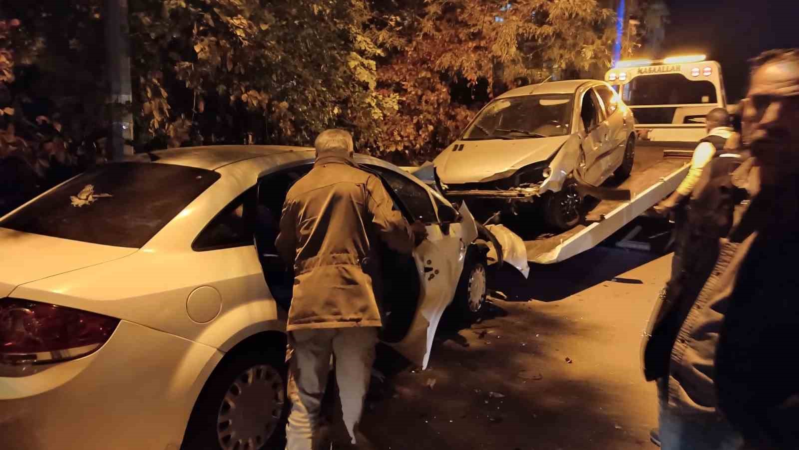 Kontrolden çıkan otomobil önce motosiklete ardından park halindeki araçlara çarptı: 2 yaralı
