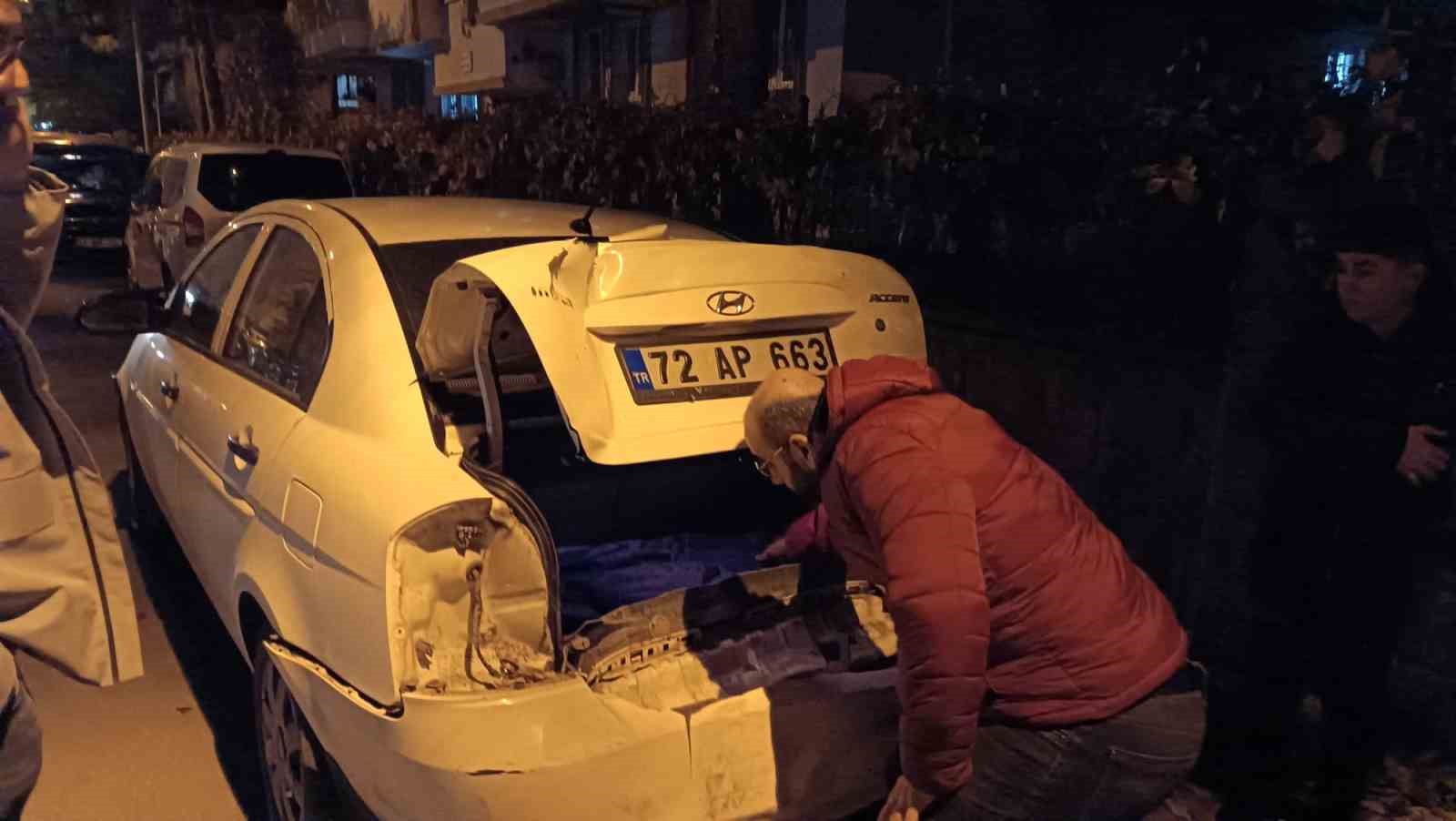 Kontrolden çıkan otomobil önce motosiklete ardından park halindeki araçlara çarptı: 2 yaralı
