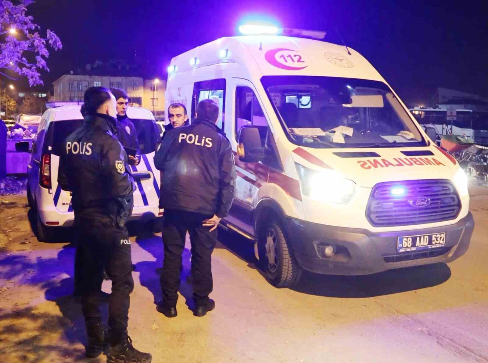 Yolda yürürken bıçaklı saldırıya uğradı, saldırgan kayıplara karıştı
