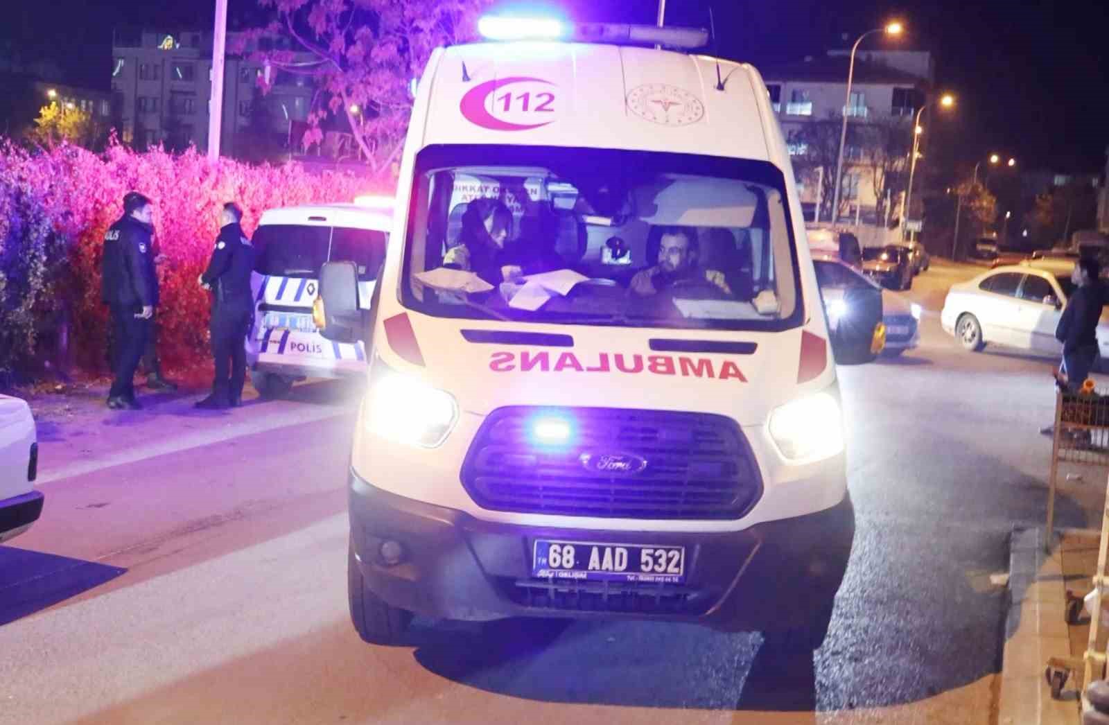 Yolda yürürken bıçaklı saldırıya uğradı, saldırgan kayıplara karıştı
