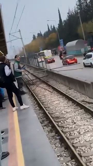 Kamyondan düşen demirler trafik ve metro seferlerini aksattı
