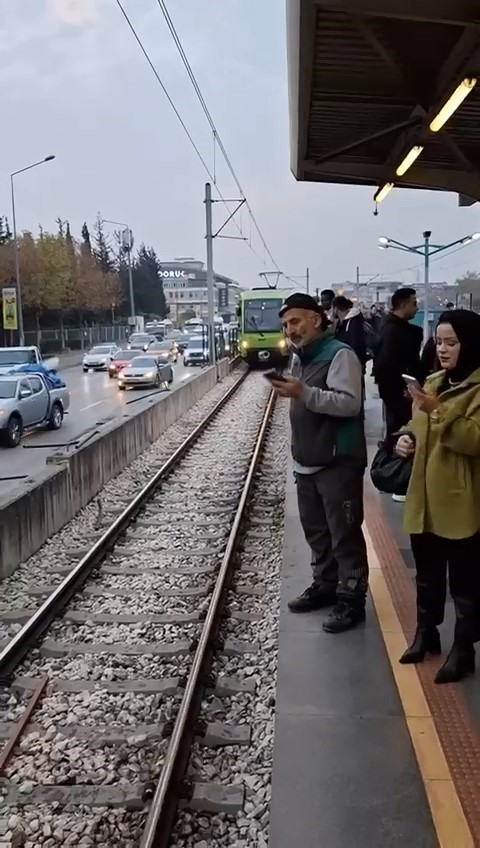 Kamyondan düşen demirler trafik ve metro seferlerini aksattı
