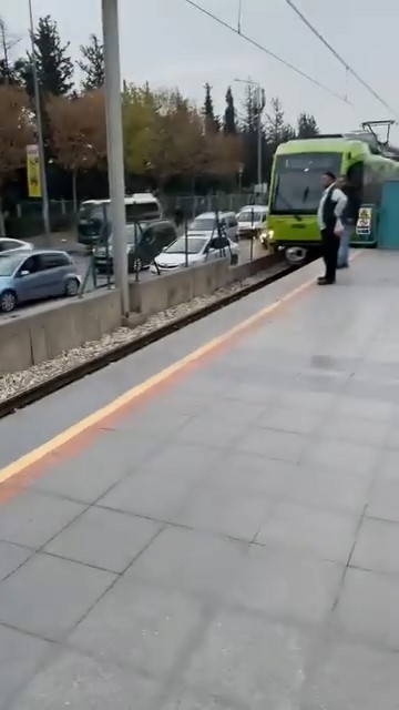 Kamyondan düşen demirler trafik ve metro seferlerini aksattı
