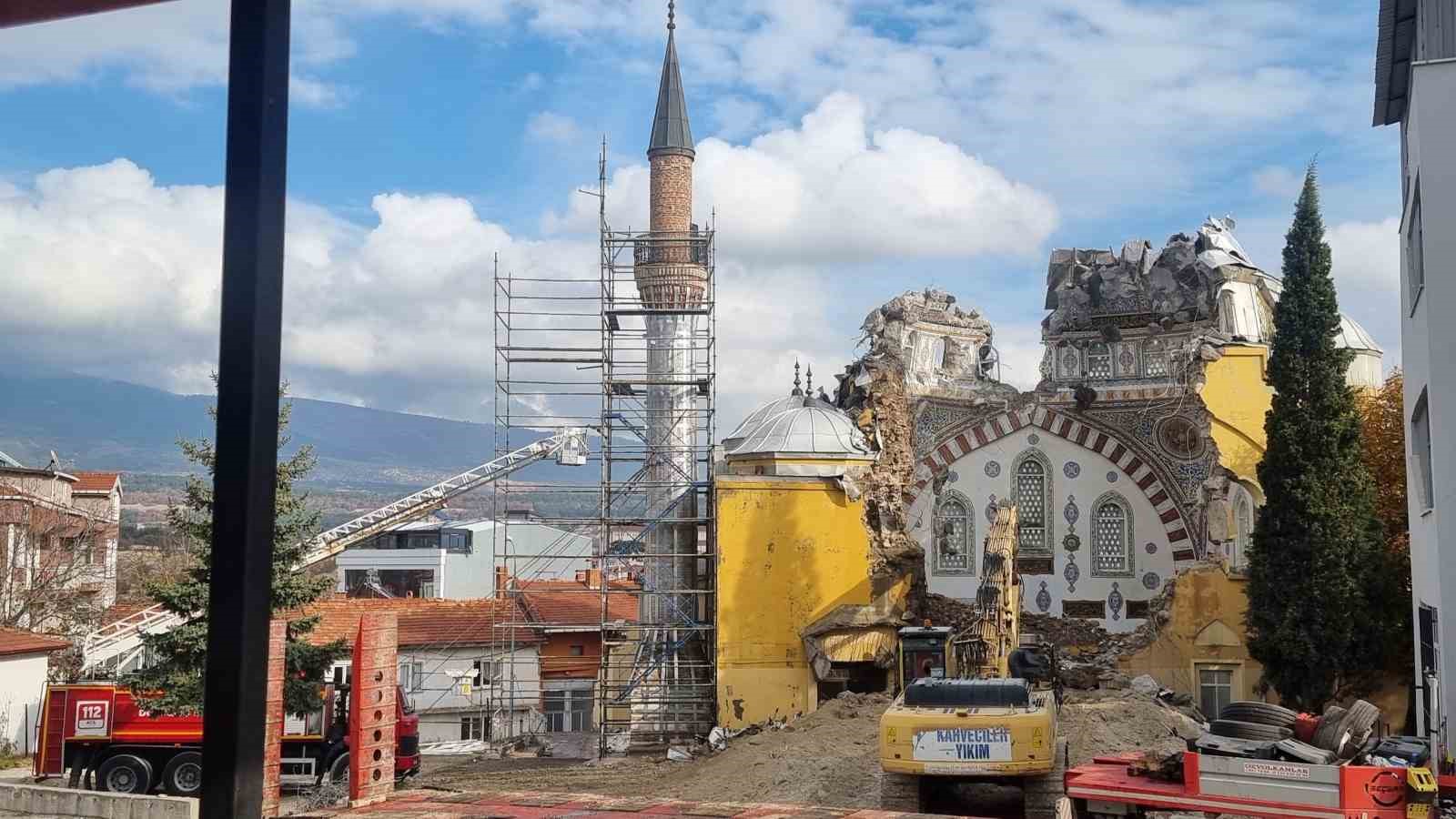 Kütahya’daki tarihi Sultan Alaaddin Camii’nin yıkımına başlandı, minare özel koruma altına alındı
