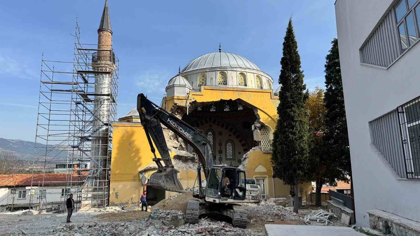 Kütahya’daki tarihi Sultan Alaaddin Camii’nin yıkımına başlandı, minare özel koruma altına alındı
