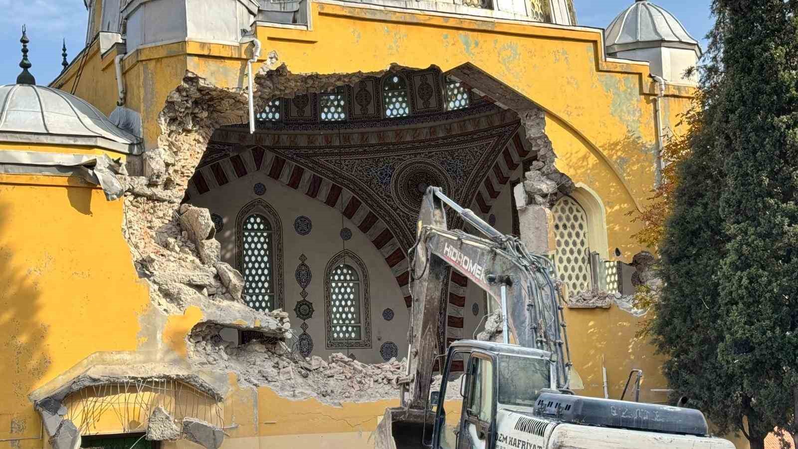 Kütahya’daki tarihi Sultan Alaaddin Camii’nin yıkımına başlandı, minare özel koruma altına alındı
