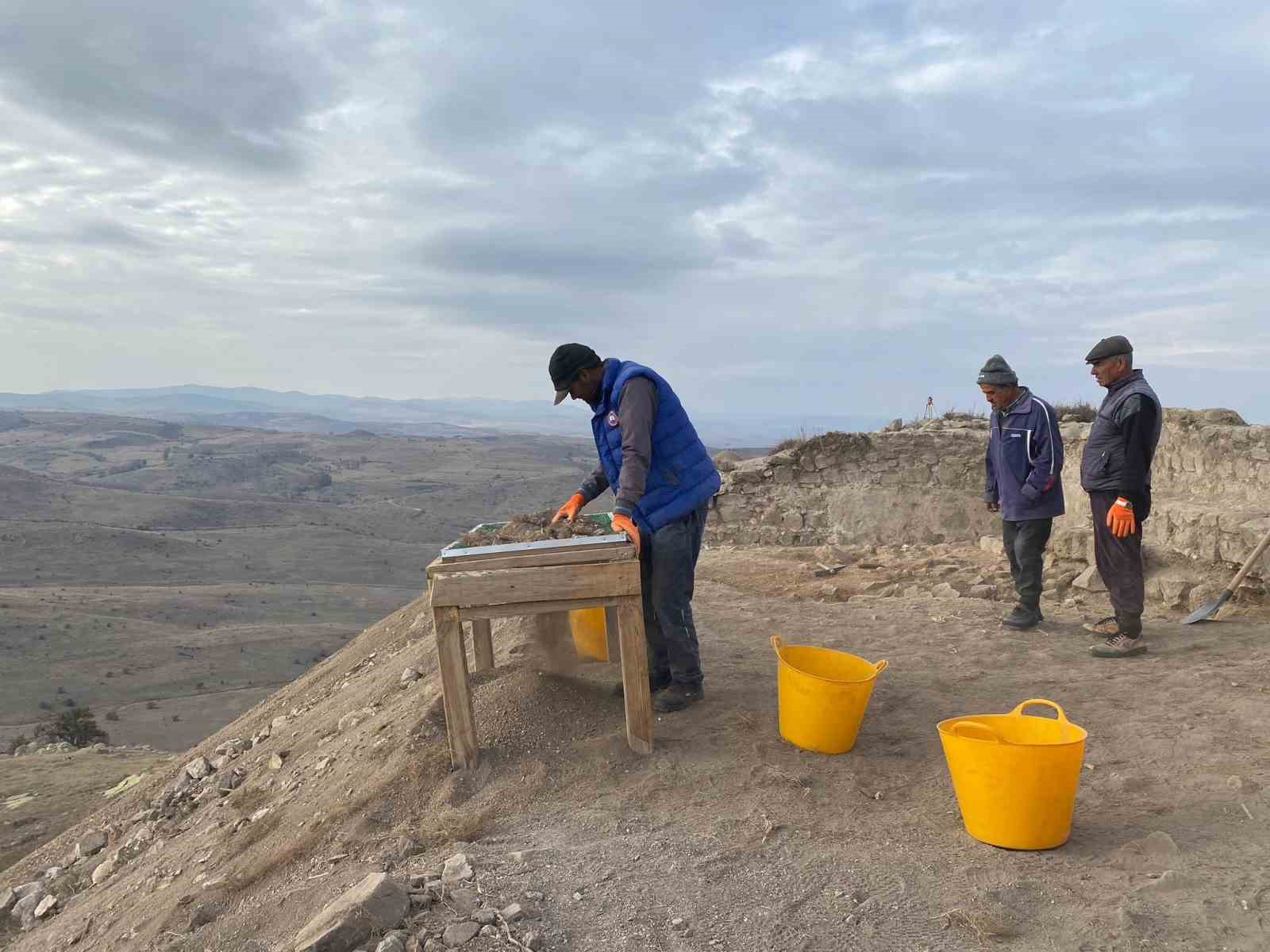 Kerkenes Harabeleri’nde Keykavus Kalesi surlarının yanı sıra yeni figürler keşfedildi
