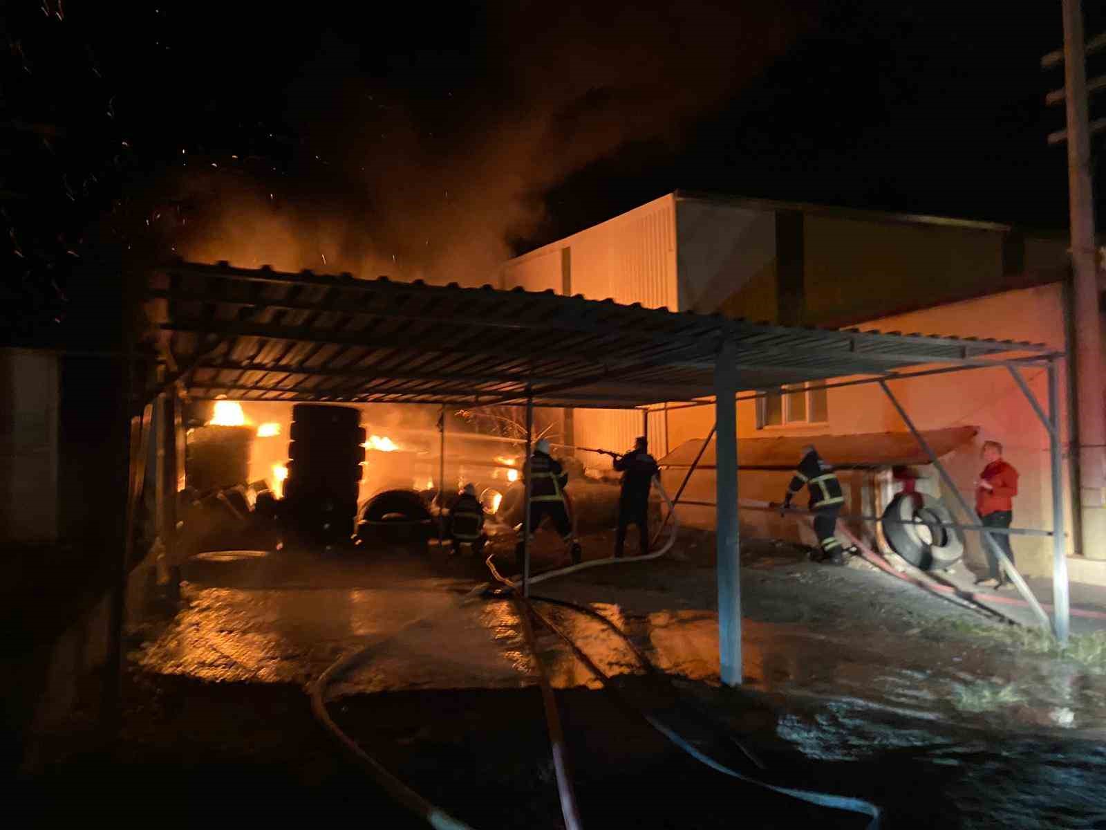 Hatay’da lastikçide yangın: Alevler geceyi aydınlattı
