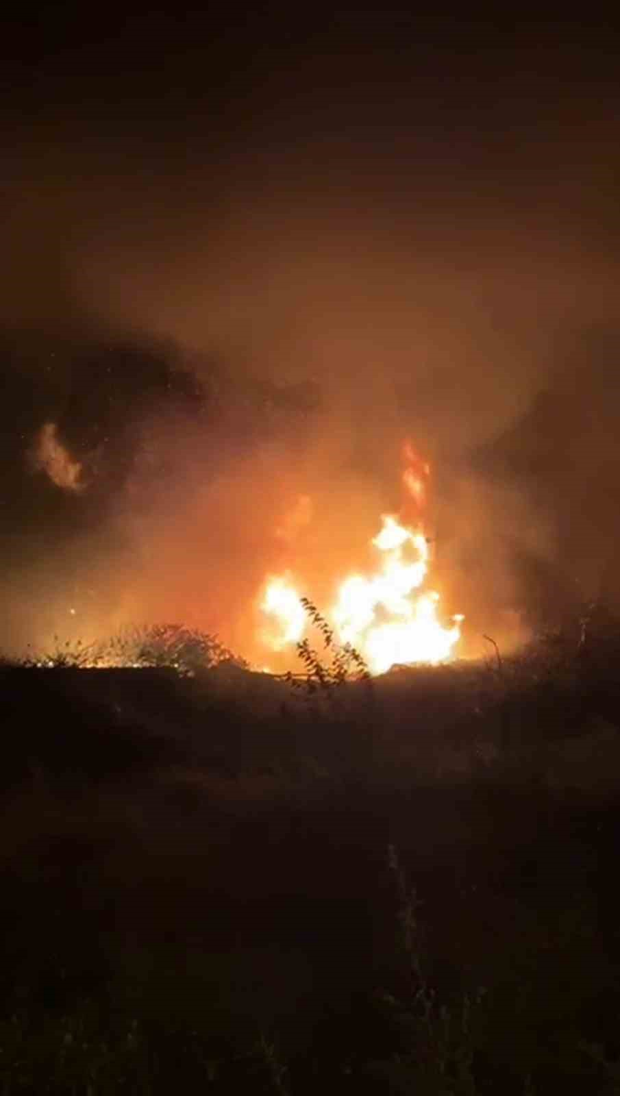 Hatay’da lastikçide yangın: Alevler geceyi aydınlattı
