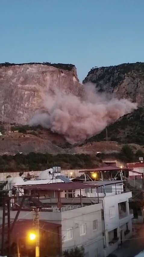 Taş ocağındaki patlamayla şehri toz bulutu kapladı
