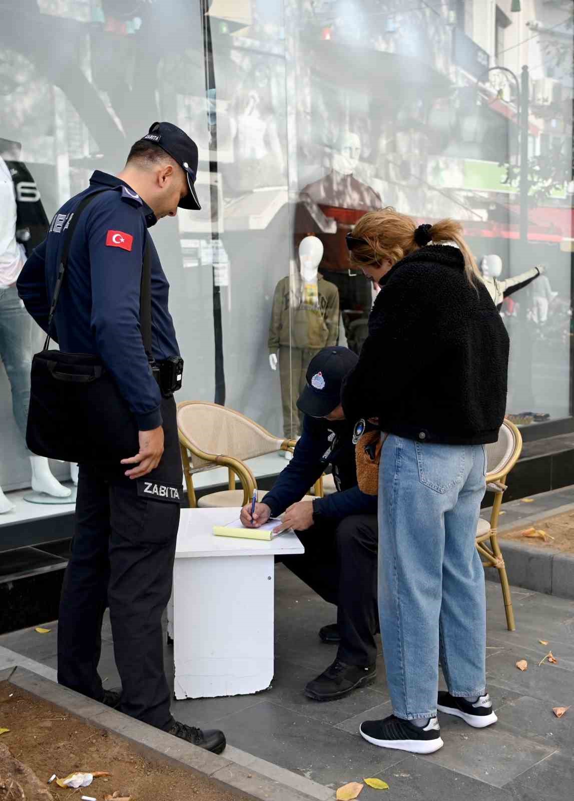 Kuşadası’nda yere çöp ve izmarit atan yanıyor
