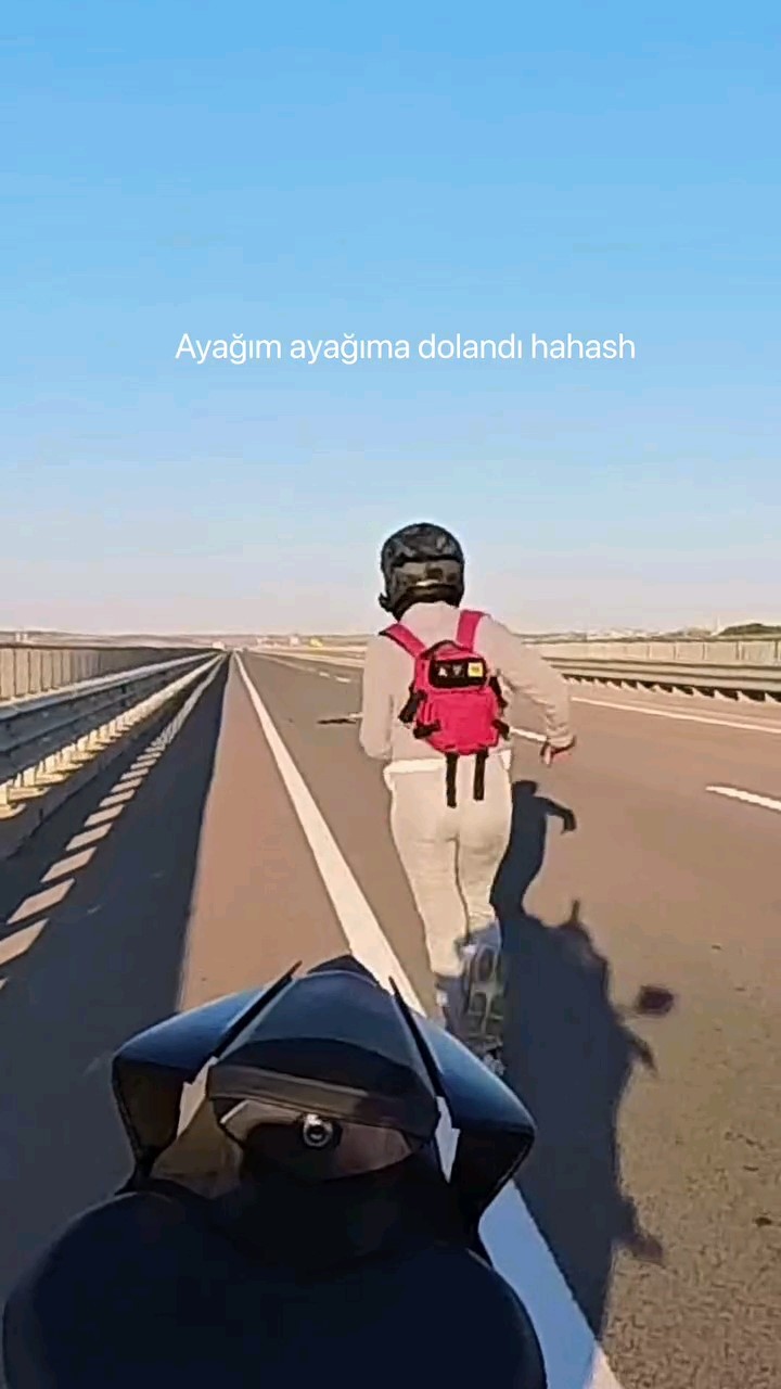 Motosiklet sürücüsü otoyolda çantasını açık unutunca eşyaları uçtu
