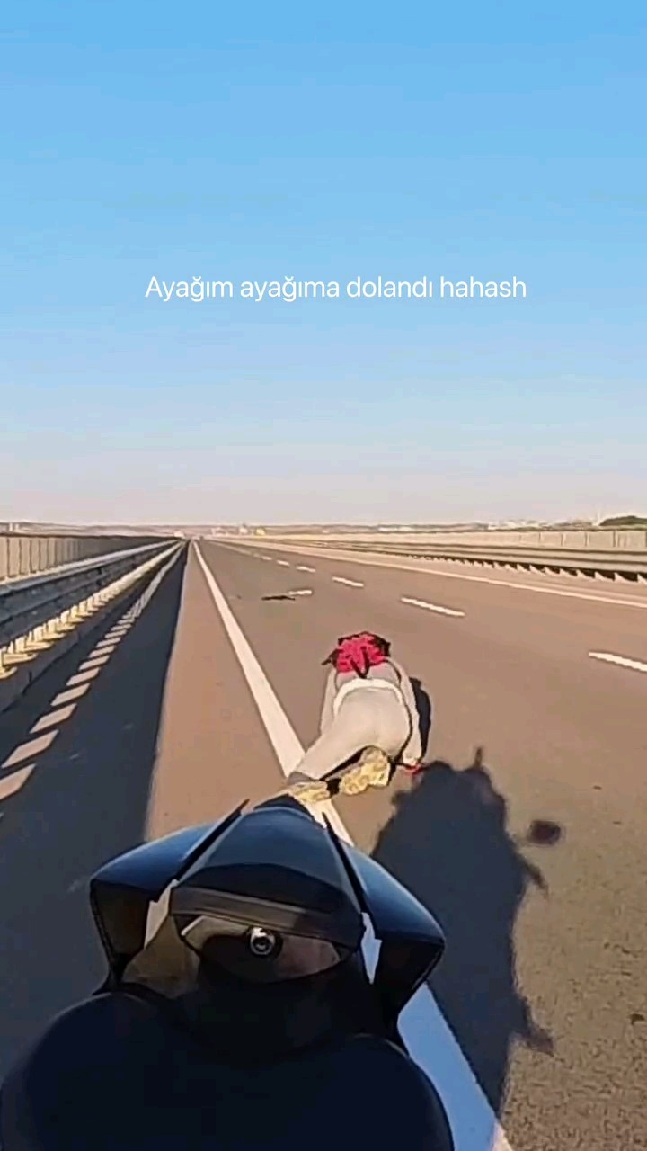 Motosiklet sürücüsü otoyolda çantasını açık unutunca eşyaları uçtu
