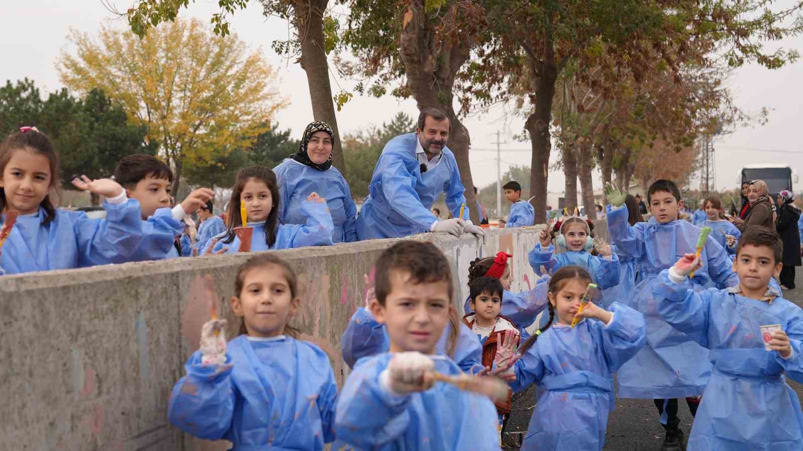 Metrelerce duvarı minikler boyadı
