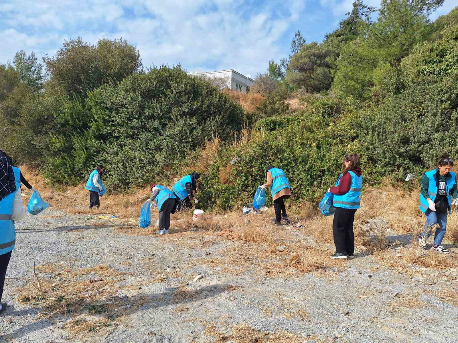 Öğrenciler kaldıkları yeri güzelleştiriyor
