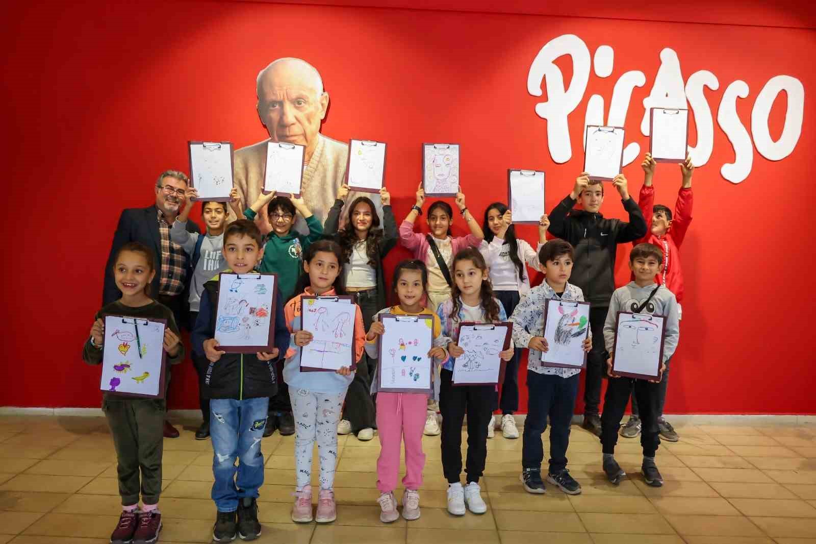 Efeler’in minik ressamları Picasso Sergisi’ne katıldı
