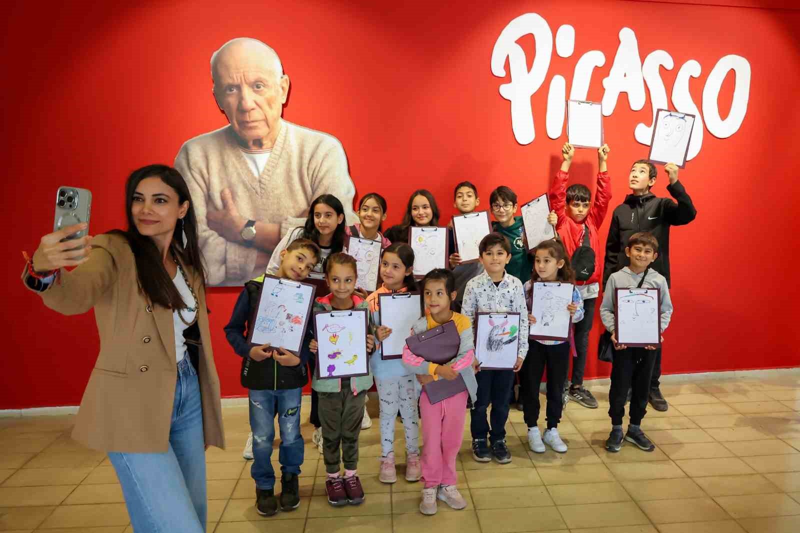 Efeler’in minik ressamları Picasso Sergisi’ne katıldı
