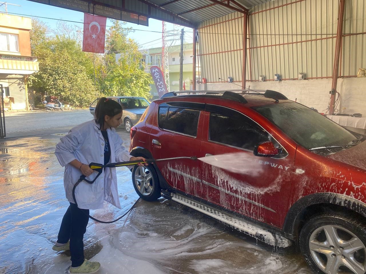 Babasının mesleğine merak saran Sude Naz, sanayinin acar çırağı oldu
