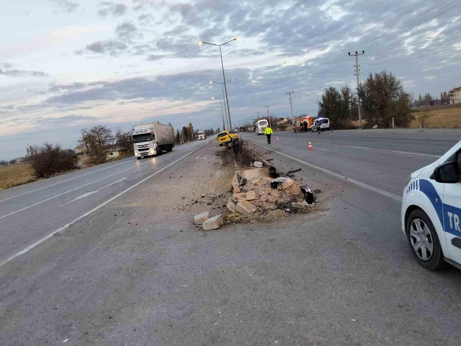 Konya’da ticari taksi direğe çarptı: 3 yaralı
