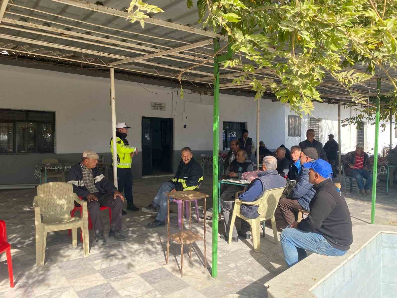 Aydın’da traktör sürücülerine reflektör eğitimi
