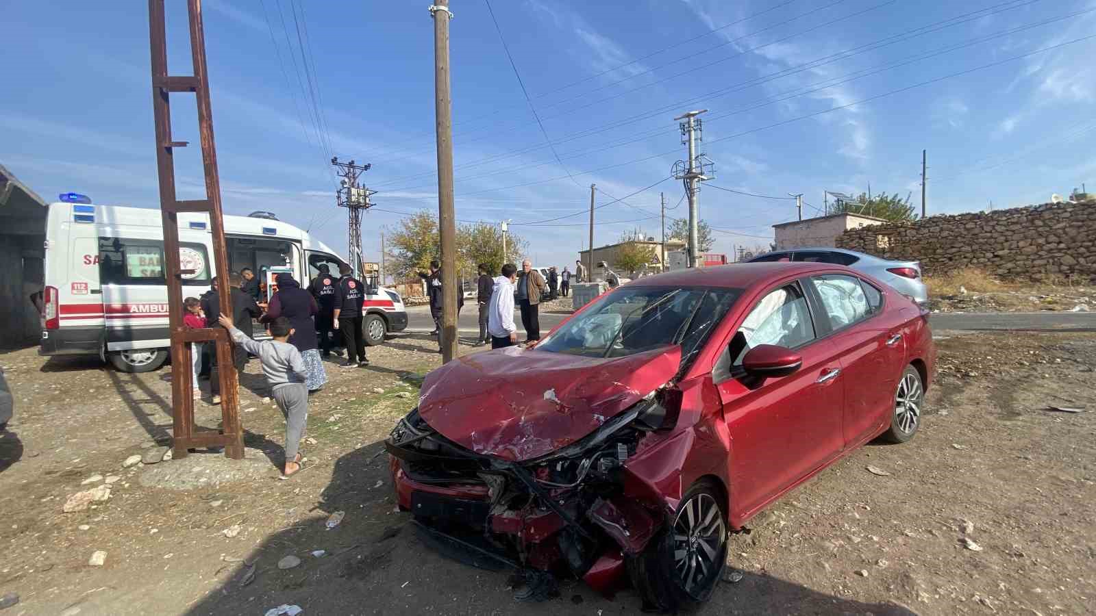 Rehqbilitasyon servisi ile otomobil çarpıştı: 4’ü çocuk 13 yaralı
