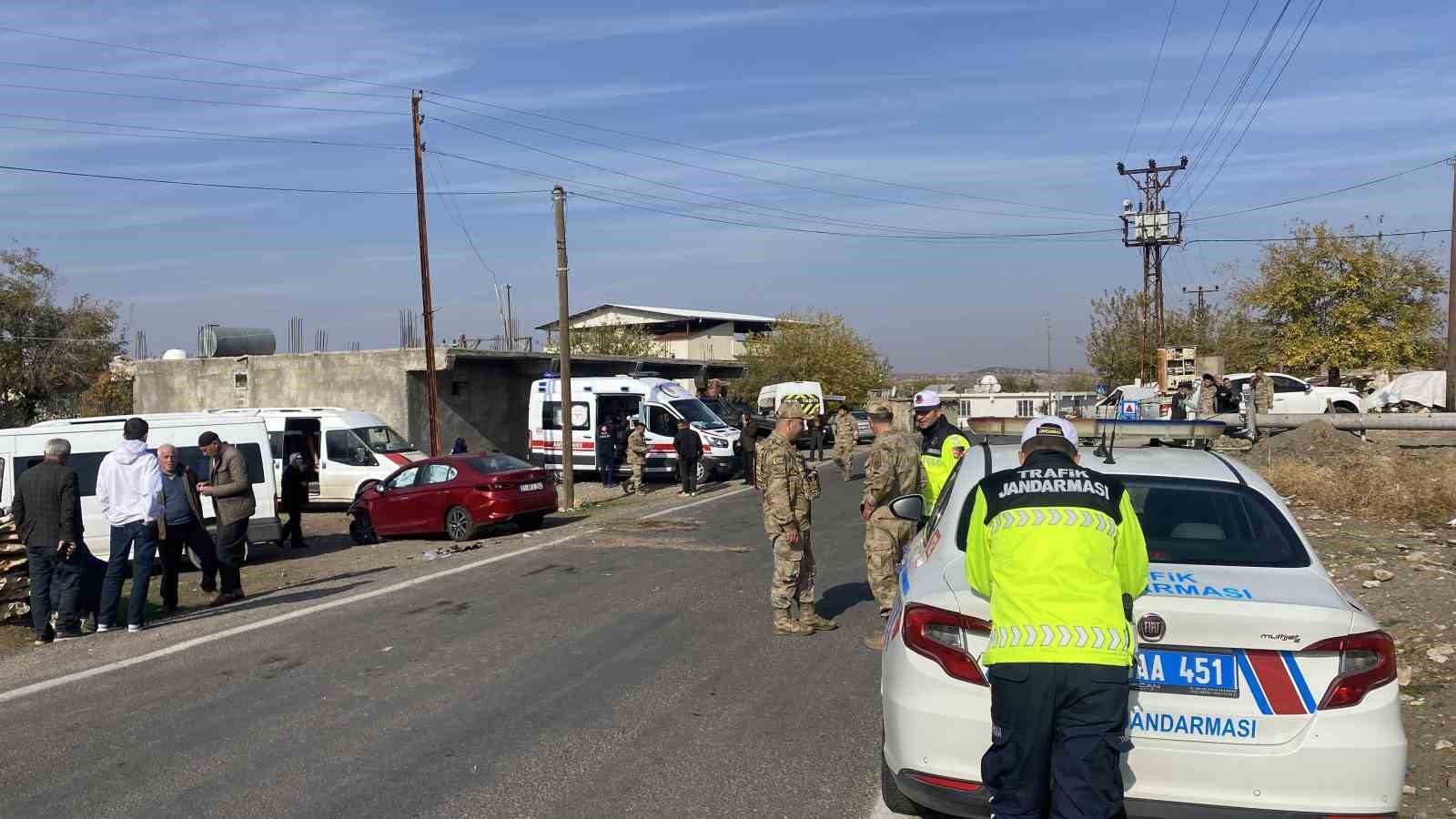 Rehqbilitasyon servisi ile otomobil çarpıştı: 4’ü çocuk 13 yaralı
