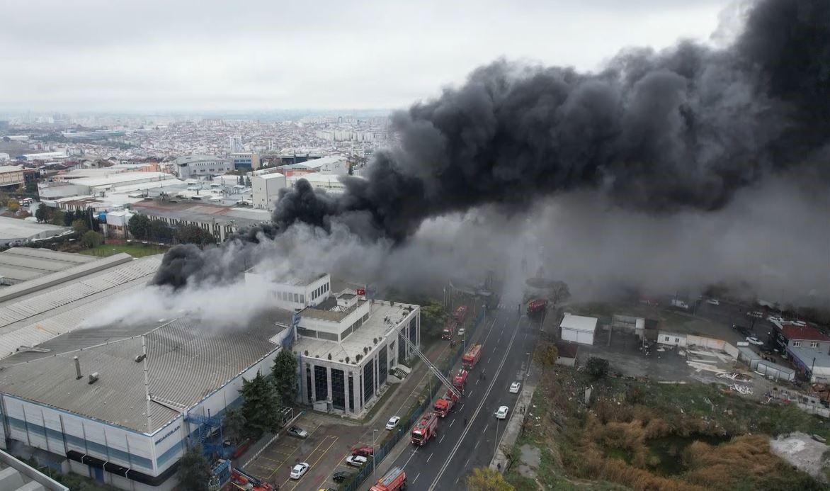 Esenyurt’ta sağlık malzemeleri üreten fabrikanın deposunda korkutan yangın
