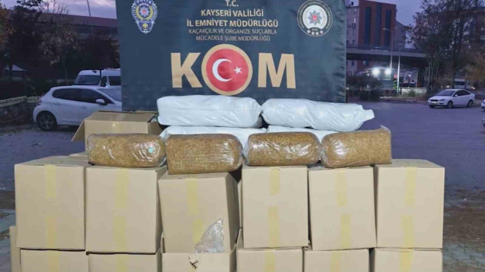 Kamyonet kasasından 821 kilogram kaçak tütün çıktı
