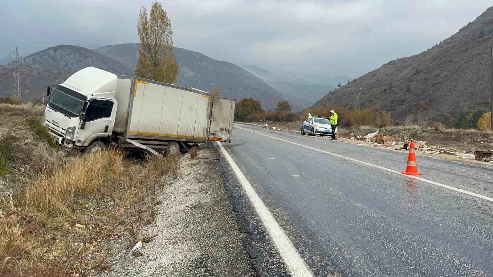 Bakanlığa ait kamyon kaza yaptı, kitaplar etrafa saçıldı: 1 yaralı
