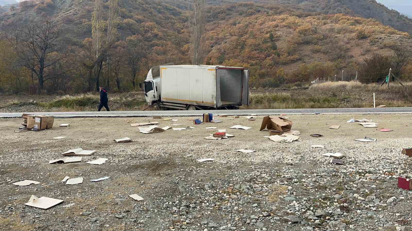 Bakanlığa ait kamyon kaza yaptı, kitaplar etrafa saçıldı: 1 yaralı
