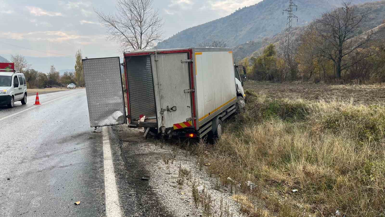 Bakanlığa ait kamyon kaza yaptı, kitaplar etrafa saçıldı: 1 yaralı
