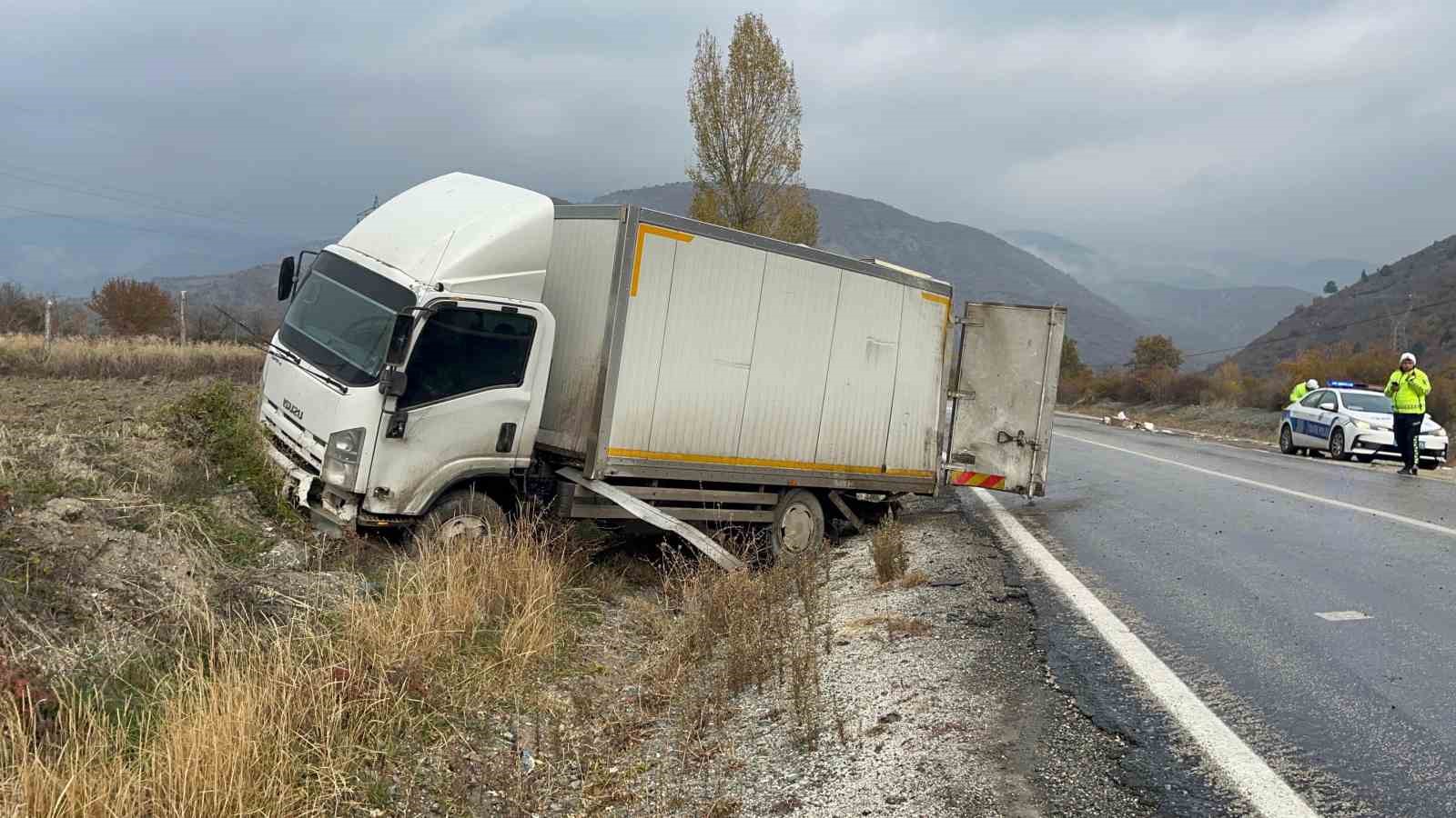 Bakanlığa ait kamyon kaza yaptı, kitaplar etrafa saçıldı: 1 yaralı
