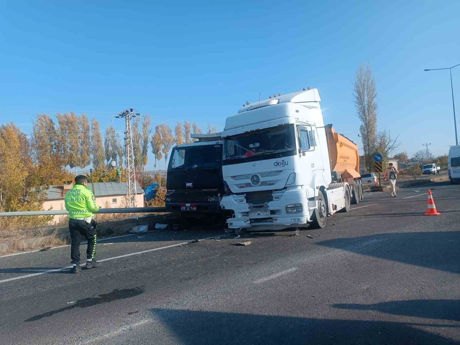 Tuzluca çevre yolunda trafik kazası: İki araç çarpıştı, sürücüler hafif yaralandı
