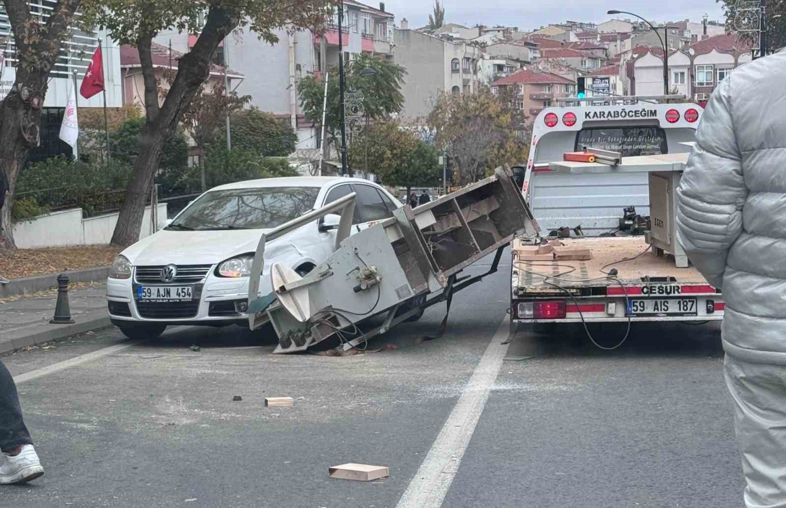 Kamyonetteki bıçkı makinesi otomobilin üzerine düştü
