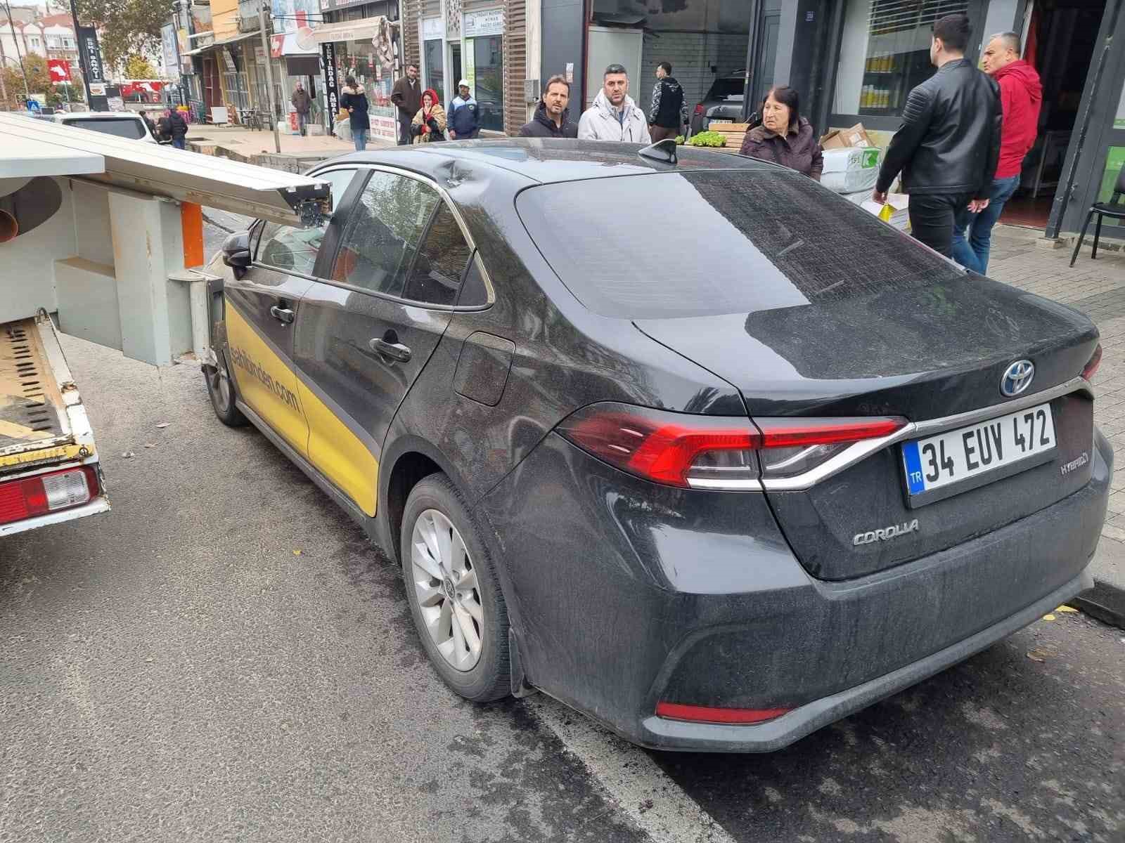 Kamyonetteki bıçkı makinesi otomobilin üzerine düştü
