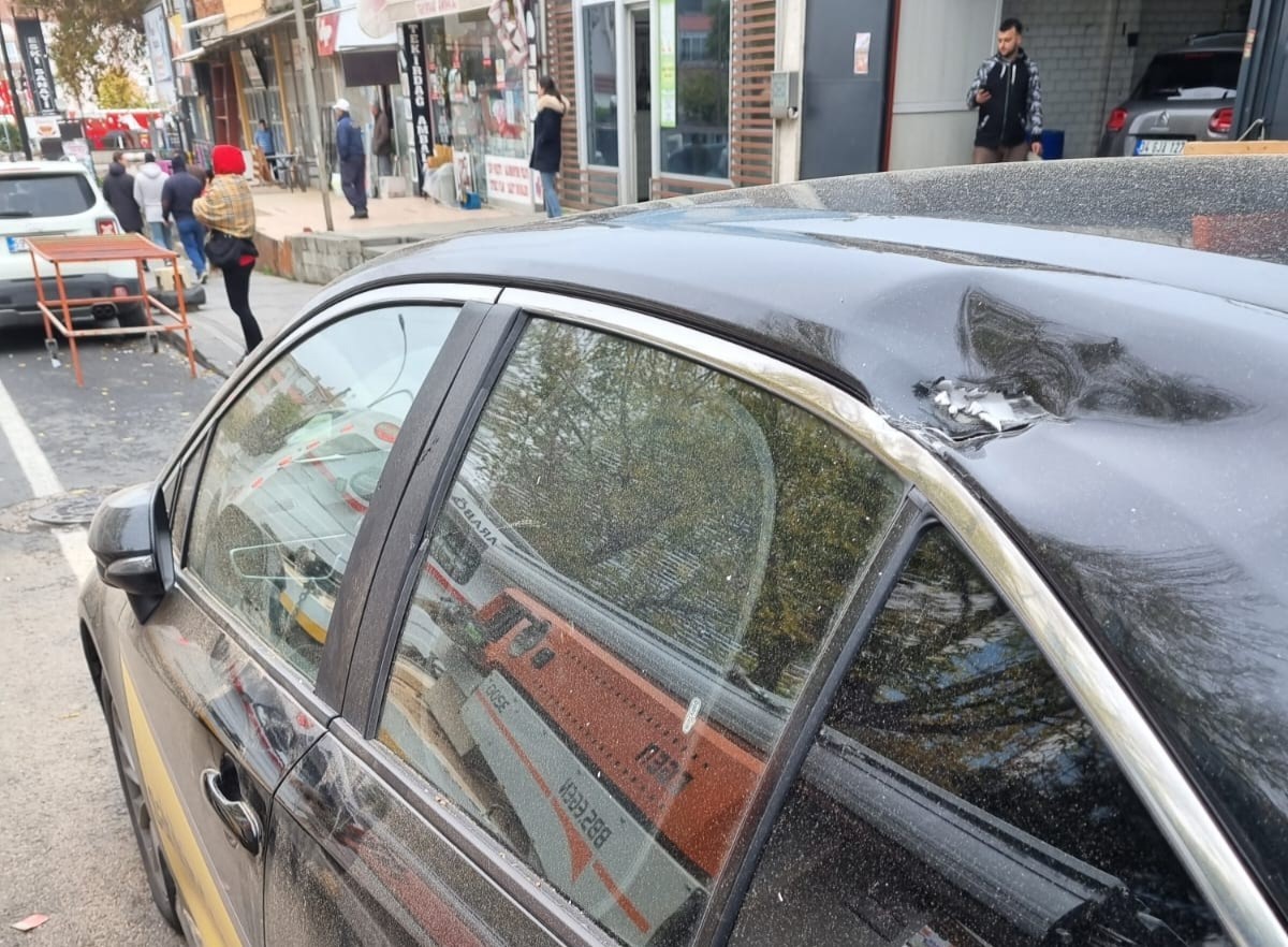 Kamyonetteki bıçkı makinesi otomobilin üzerine düştü
