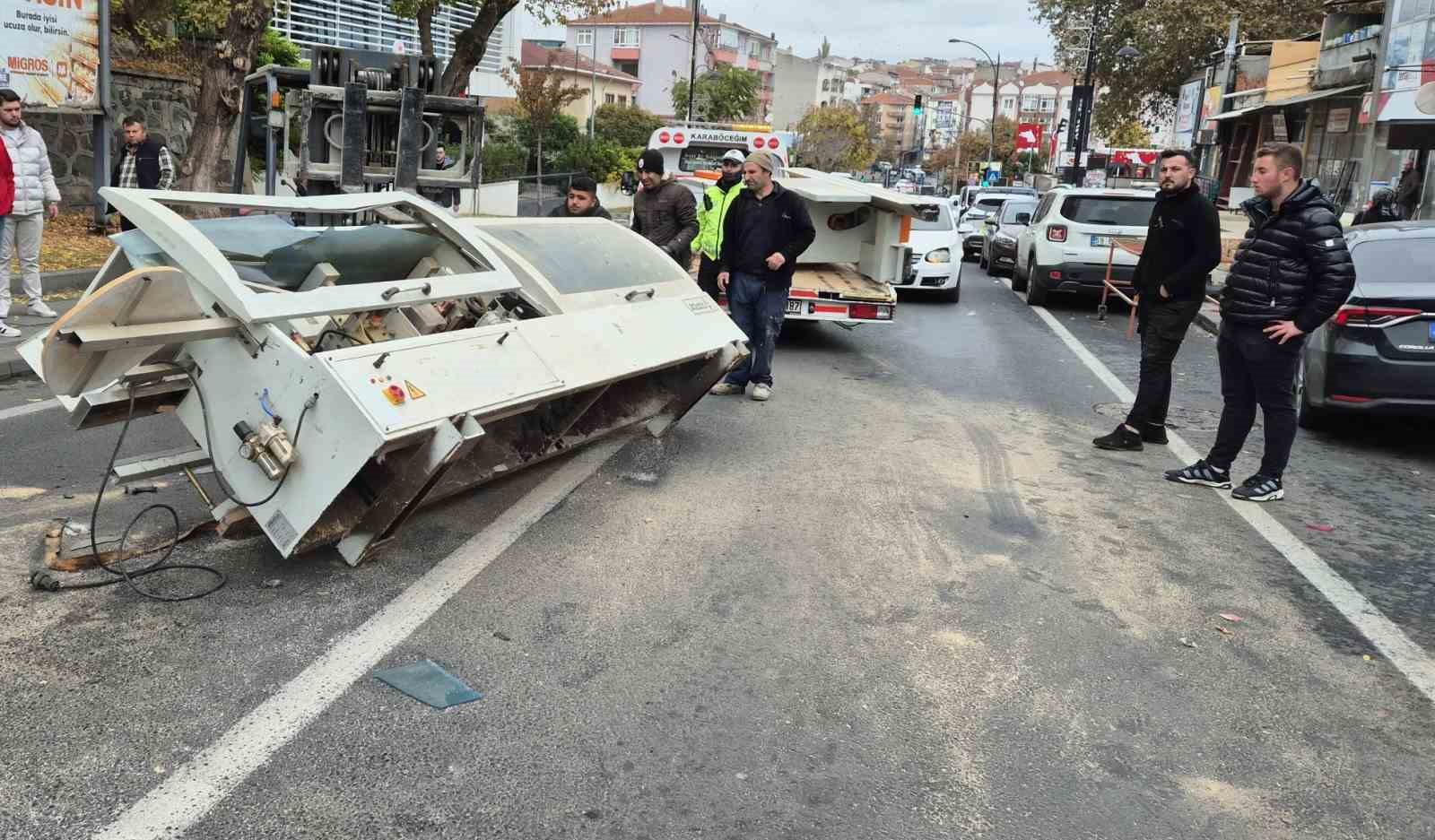 Kamyonetteki bıçkı makinesi otomobilin üzerine düştü
