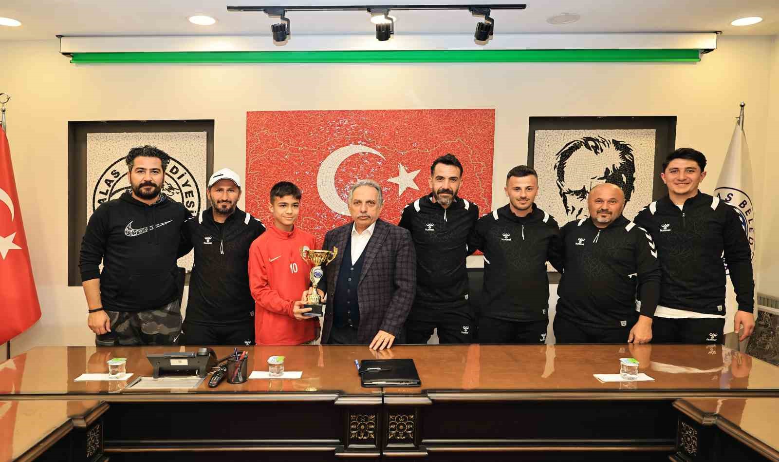 Şampiyon değişmedi, Talas Belediyespor U14 yine zirvede
